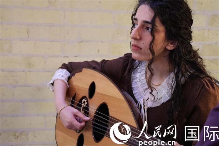 烏德琴女學(xué)員邁希恩。人民網(wǎng) 伊納斯·易卜拉欣攝