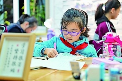 在河南洛陽市澗西區(qū)長(zhǎng)安路街道長(zhǎng)安路二社區(qū)共享自習(xí)室內(nèi)，孩子們?cè)趯W(xué)習(xí)。李衛(wèi)超攝/光明圖片