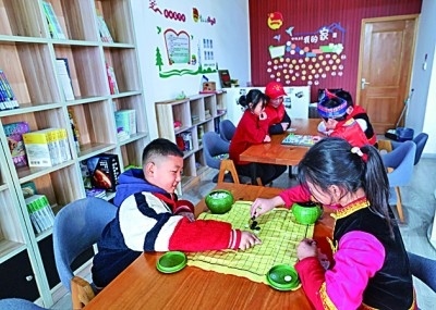 浙江岱山縣秀山鄉(xiāng)秀南村“民生小鋪”里，放學(xué)后的小學(xué)生在下棋。新華社發(fā)