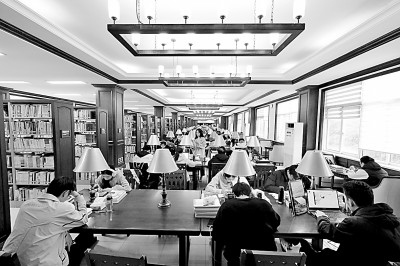 重慶大學(xué)圖書館，大學(xué)生們正在讀書學(xué)習(xí)。孫凱芳攝/光明圖片