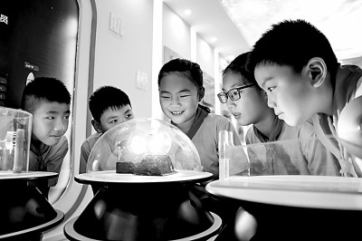江西省南昌市青云客航天科創(chuàng)空間青少年科普館，孩子們?cè)谟^察光壓傳動(dòng)試驗(yàn)。鮑贛生攝/光明圖片
