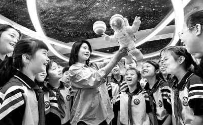 河北省邯鄲市邯山區(qū)實(shí)驗(yàn)小學(xué)老師向?qū)W生們介紹航空航天知識(shí)。郝群英攝/光明圖片