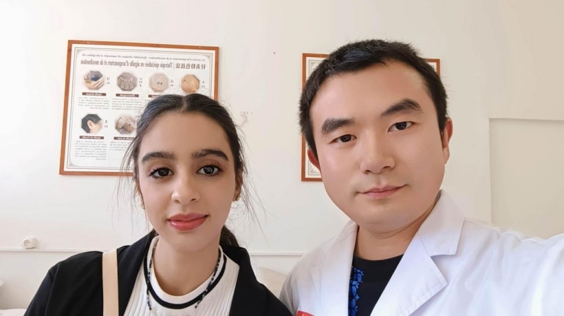 康復(fù)后的阿斯瑪與中國醫(yī)生梁敏。中國援阿爾及利亞醫(yī)療隊(duì)供圖