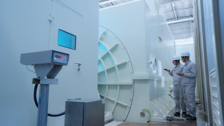 工作人員檢查300兆瓦壓氣儲(chǔ)能示范工程發(fā)電機(jī)。受訪者供圖