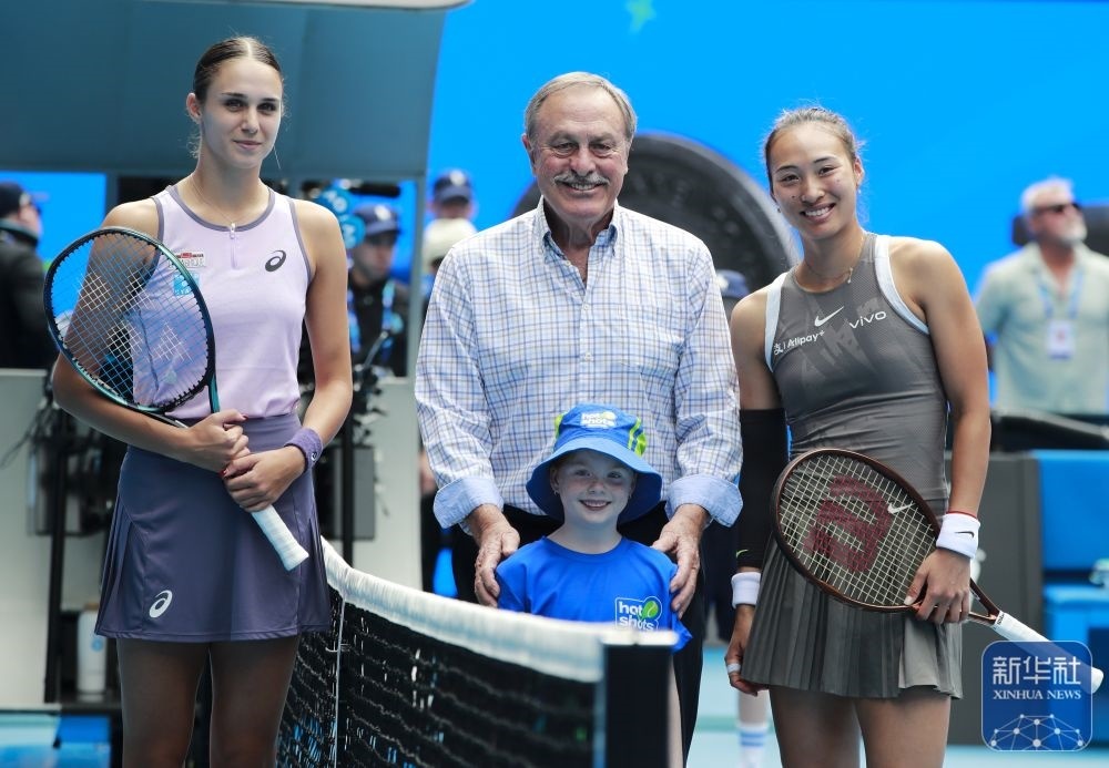 ↑鄭欽文（右）、托多尼（左）在比賽前與澳大利亞網球名將約翰·紐康姆合影。新華社記者 馬平 攝
