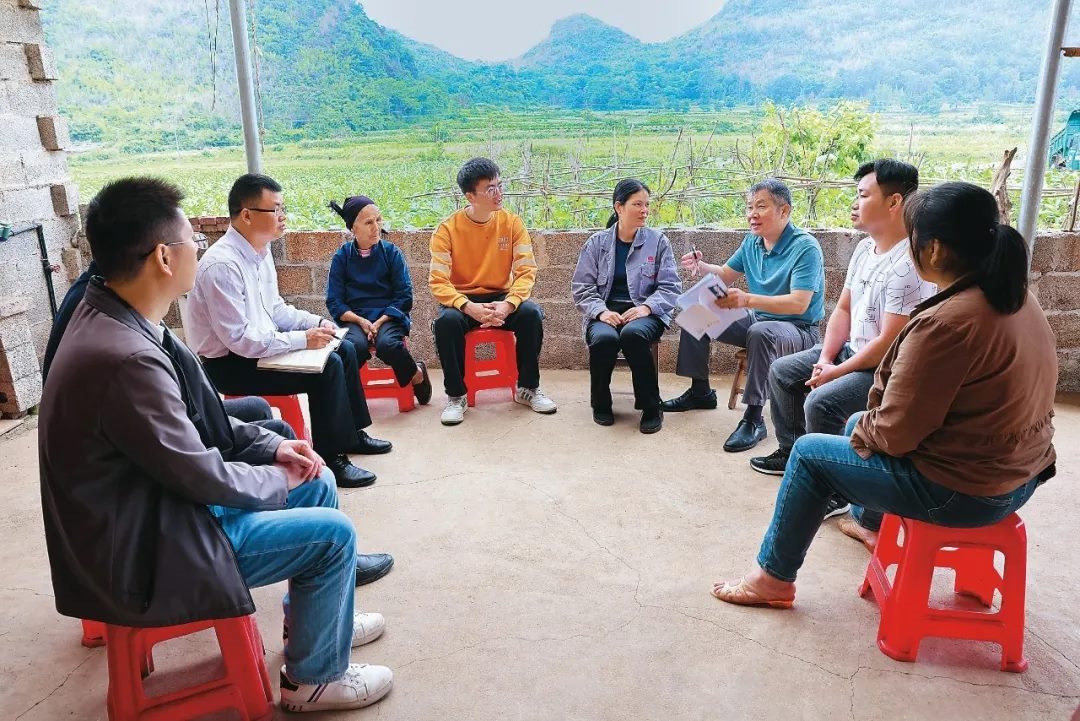 △法學(xué)會(huì)法律咨詢專家等入戶走訪、調(diào)解糾紛。