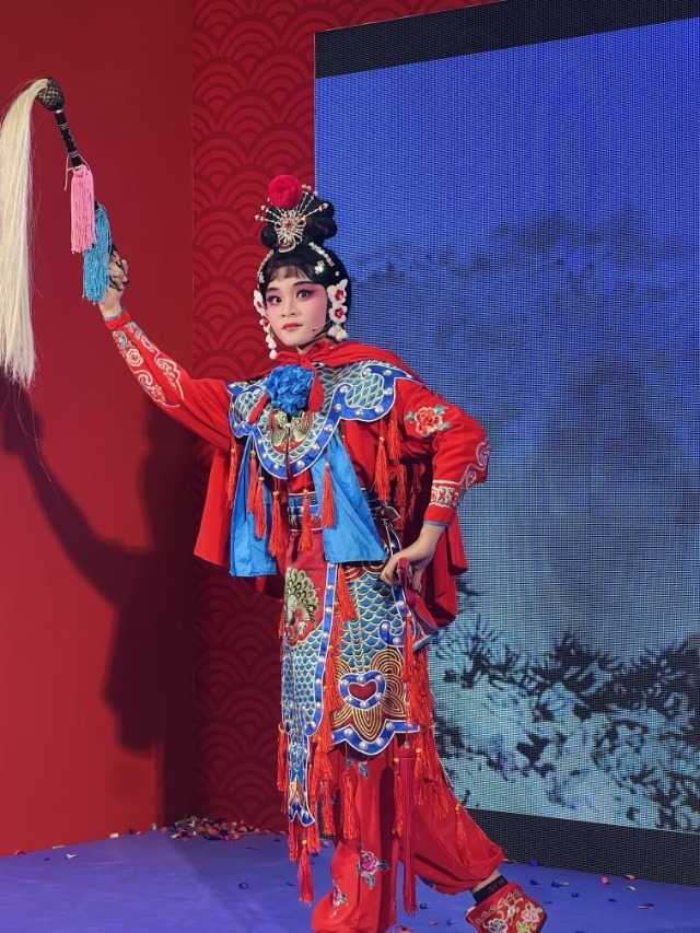 來自中國和新加坡的藝術團體聯(lián)袂表演了歌舞、器樂、武術、雜技等多種形式的文藝節(jié)目?；顒又鬓k方供圖