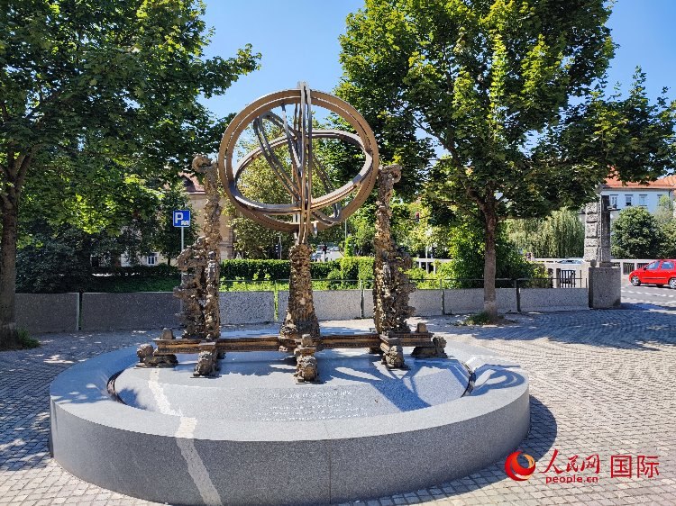 位于盧布爾雅那古城中心河畔的中斯友好紀(jì)念碑。人民網(wǎng)記者 謝亞宏攝