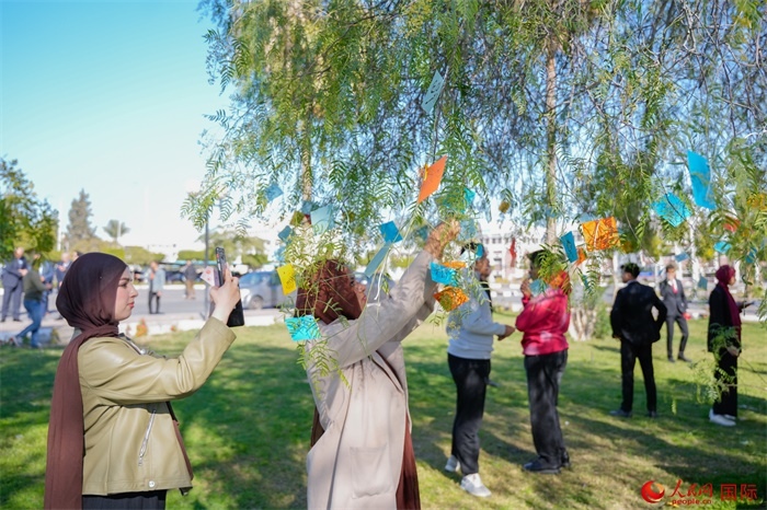 學生們踴躍參與中國文化體驗活動。人民網(wǎng) 塔里克·易卜拉欣攝