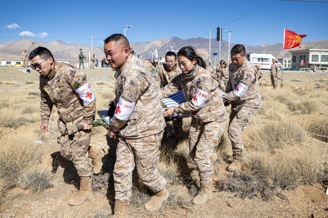 1月9日，日喀則定日縣長(zhǎng)所鄉(xiāng)，西藏軍區(qū)總醫(yī)院醫(yī)療隊(duì)隊(duì)員將受傷村民用擔(dān)架從救護(hù)車準(zhǔn)備抬上直升機(jī)，轉(zhuǎn)運(yùn)至拉薩的西藏軍區(qū)總醫(yī)院救治。人民日?qǐng)?bào)記者張武軍攝