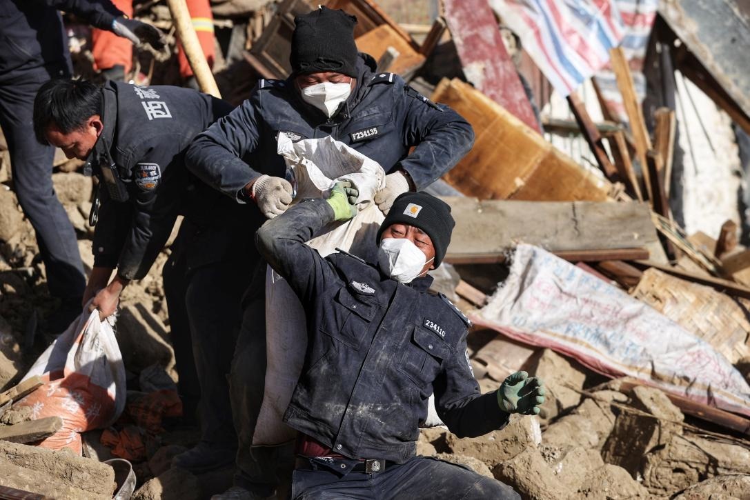 1月9日，定日縣長(zhǎng)所鄉(xiāng)古榮村，日喀則市公安局民警協(xié)助受災(zāi)群眾清理廢墟。 環(huán)球時(shí)報(bào)記者 崔萌攝