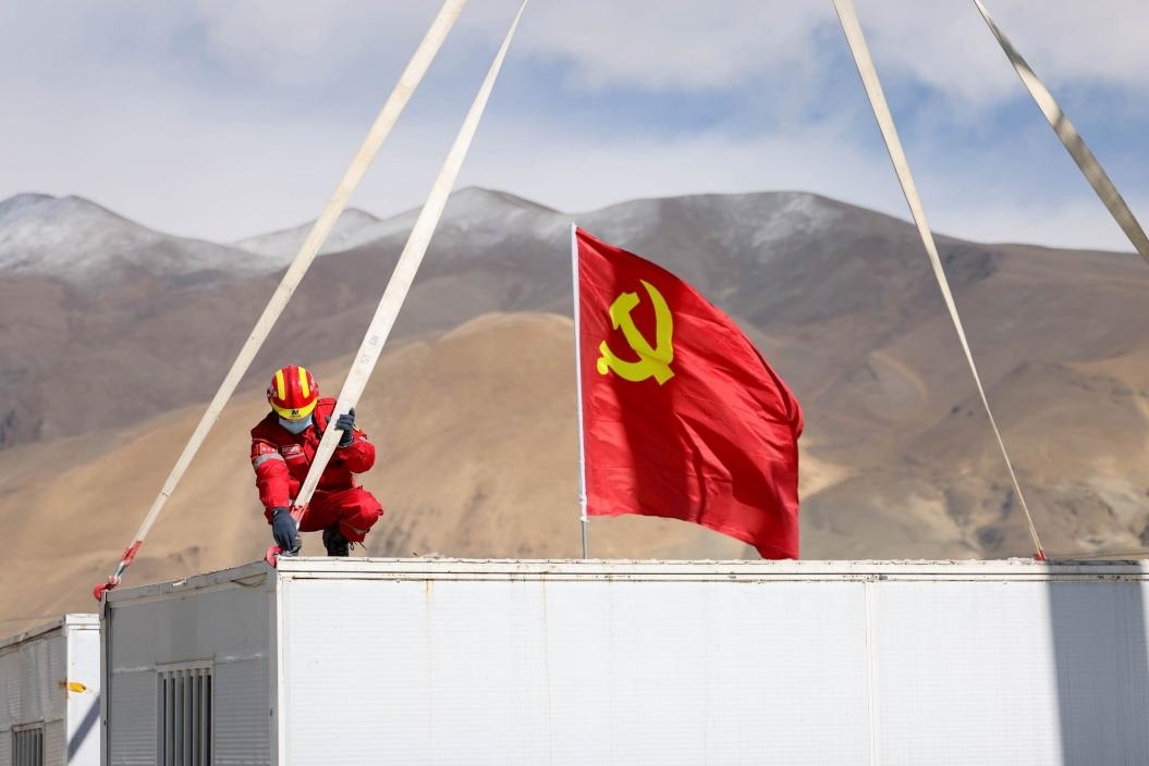 1月13日，定日縣長(zhǎng)所鄉(xiāng)嘎布村安置點(diǎn)，中國(guó)安能三局成都基地支援震區(qū)的黨員突擊隊(duì)隊(duì)員在搭建活動(dòng)板房。人民日?qǐng)?bào)記者張武軍攝