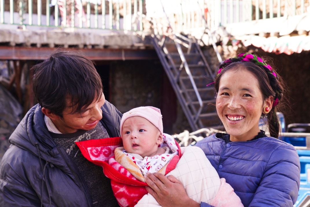1月11日，在西藏日喀則市人民醫(yī)院，受災(zāi)群眾抱著自己在地震中受傷的孩子康復(fù)出院。人民日?qǐng)?bào)記者徐馭堯攝