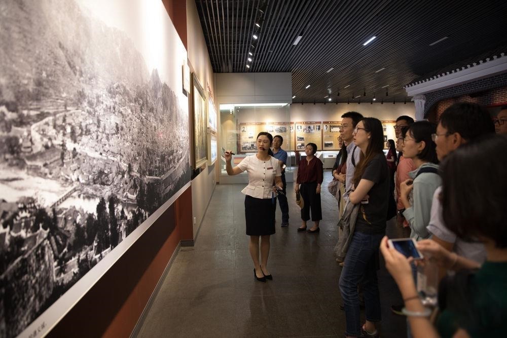 △參觀者在遵義會議紀念館聽取介紹。