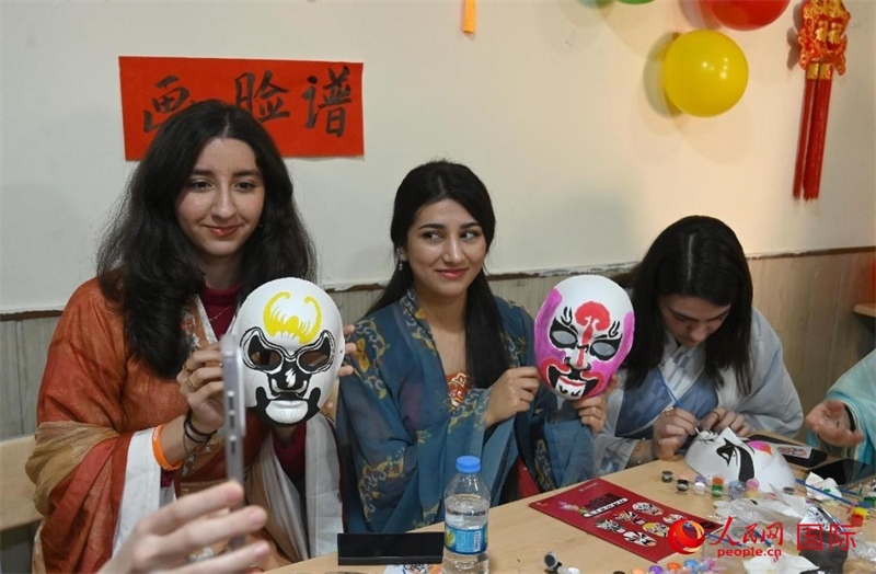 畫臉譜。人民網(wǎng)伊納斯·易卜拉欣攝