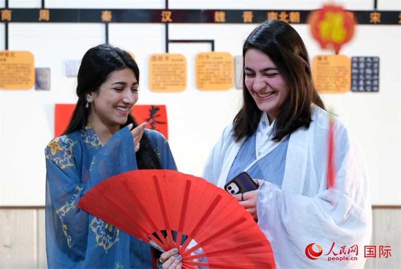 兩名參加活動的學(xué)生。人民網(wǎng)伊納斯·易卜拉欣攝