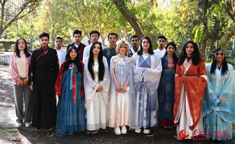 部分參加活動的師生合影。人民網(wǎng)伊納斯·易卜拉欣攝