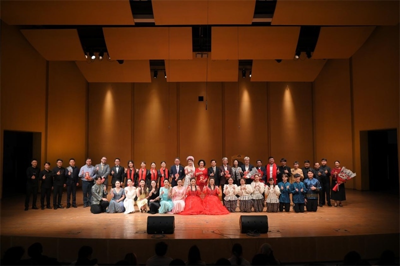 音樂(lè)會(huì)嘉賓與表演者集體合影。活動(dòng)主辦方供圖