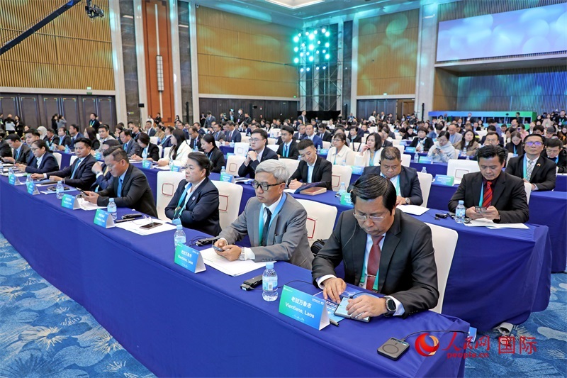 這是1月16日在南寧國際會展中心拍攝的“世界市長對話·南寧”活動現(xiàn)場。人民網(wǎng)記者 趙益普攝