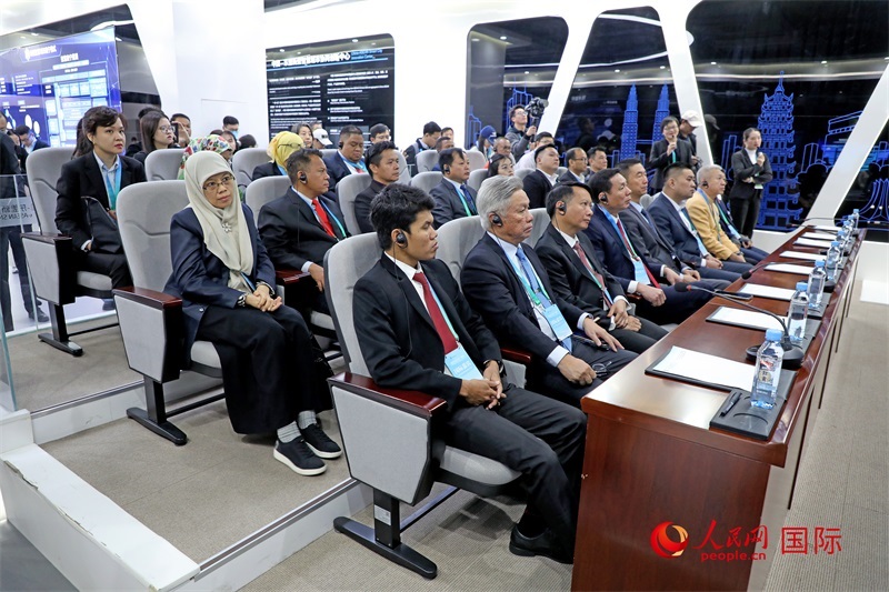 參加活動的東盟國家市長在中國—東盟新型智慧城市協(xié)同創(chuàng)新中心參觀調(diào)研。人民網(wǎng)記者 趙益普攝