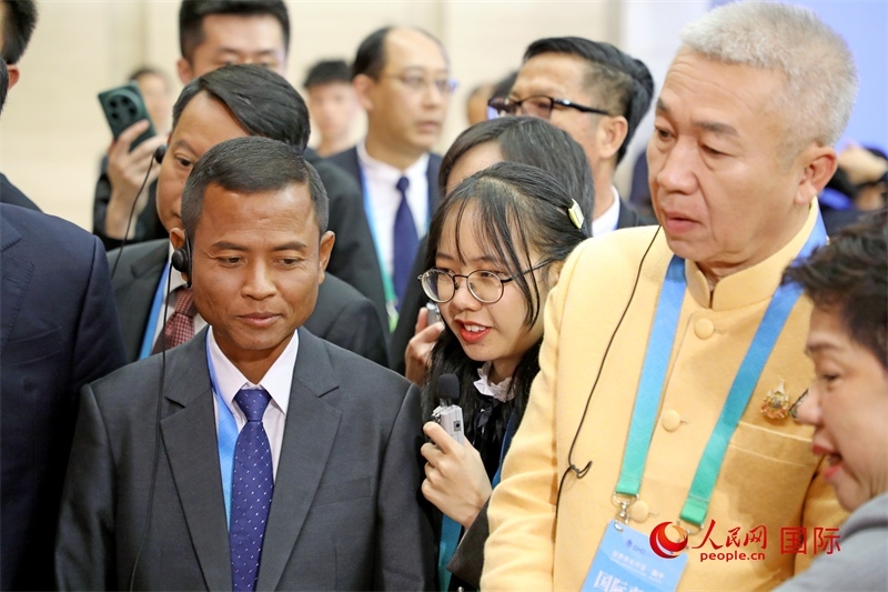 東盟國家市長在觀看、體驗(yàn)?zāi)蠈幏沁z展示。人民網(wǎng)記者 趙益普攝