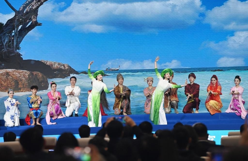 這是1月16日，在南寧國際會展中心，演員在“世界市長對話·南寧”活動間隙表演節(jié)目。新華社記者 陸波岸 攝