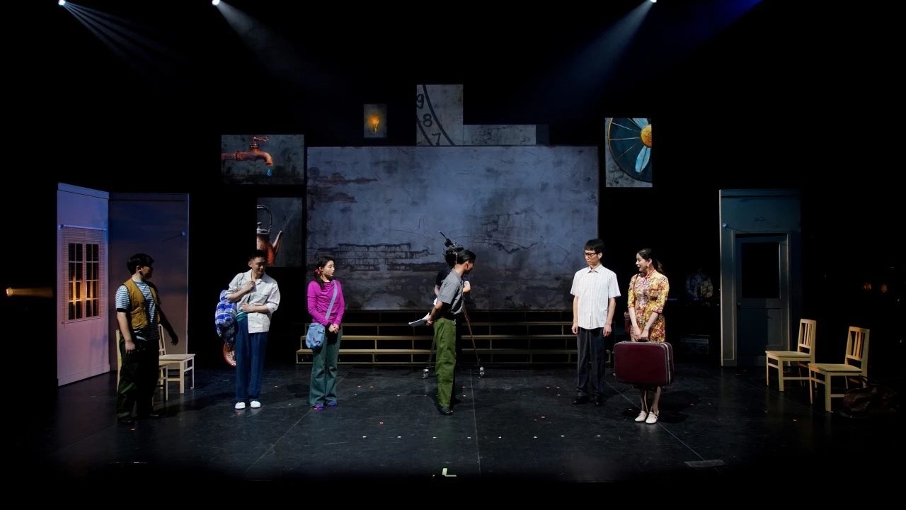 話劇《布吉出租屋》劇照。中國(guó)國(guó)家話劇院供圖