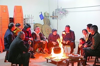 為討論蜜梨產(chǎn)業(yè)發(fā)展事宜，鸕鳥(niǎo)鎮(zhèn)開(kāi)展“圍爐夜話(huà)”。資料圖片