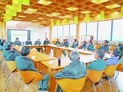 各種形式的民主協(xié)商議事會(huì)在余杭區(qū)落地生花。圖為黃湖鎮(zhèn)就共富工坊工作召開(kāi)未來(lái)鄉(xiāng)村議事會(huì)。資料圖片