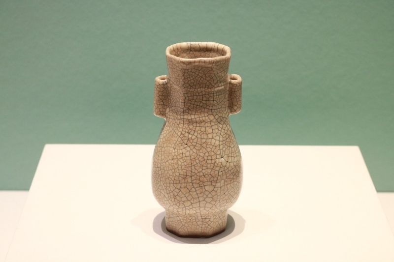 圖為故宮博物院藏宋代哥窯米黃釉貫耳瓶。