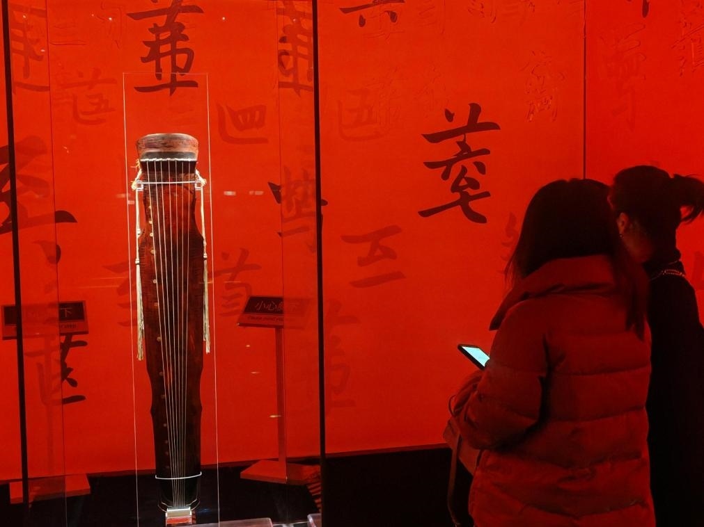 近日，在浙江省博物館之江館區(qū)，故宮博物館收藏的唐“大圣遺音”琴在“‘故宮·茶世界’觀茶——茶文化精品展”展出。新華社記者 馮源 攝