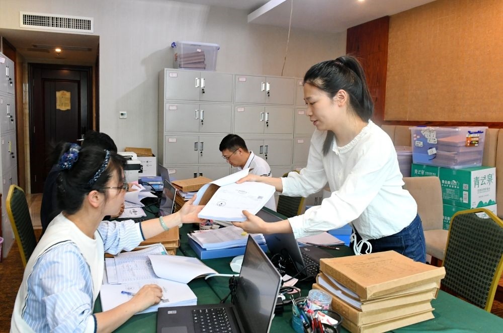 福州市委巡察機構對全市法院系統(tǒng)開展提級聯(lián)動交叉巡察。在永泰縣駐地，巡察組工作人員查看財務憑證（2024年5月21日攝）。新華社記者 林善傳 攝