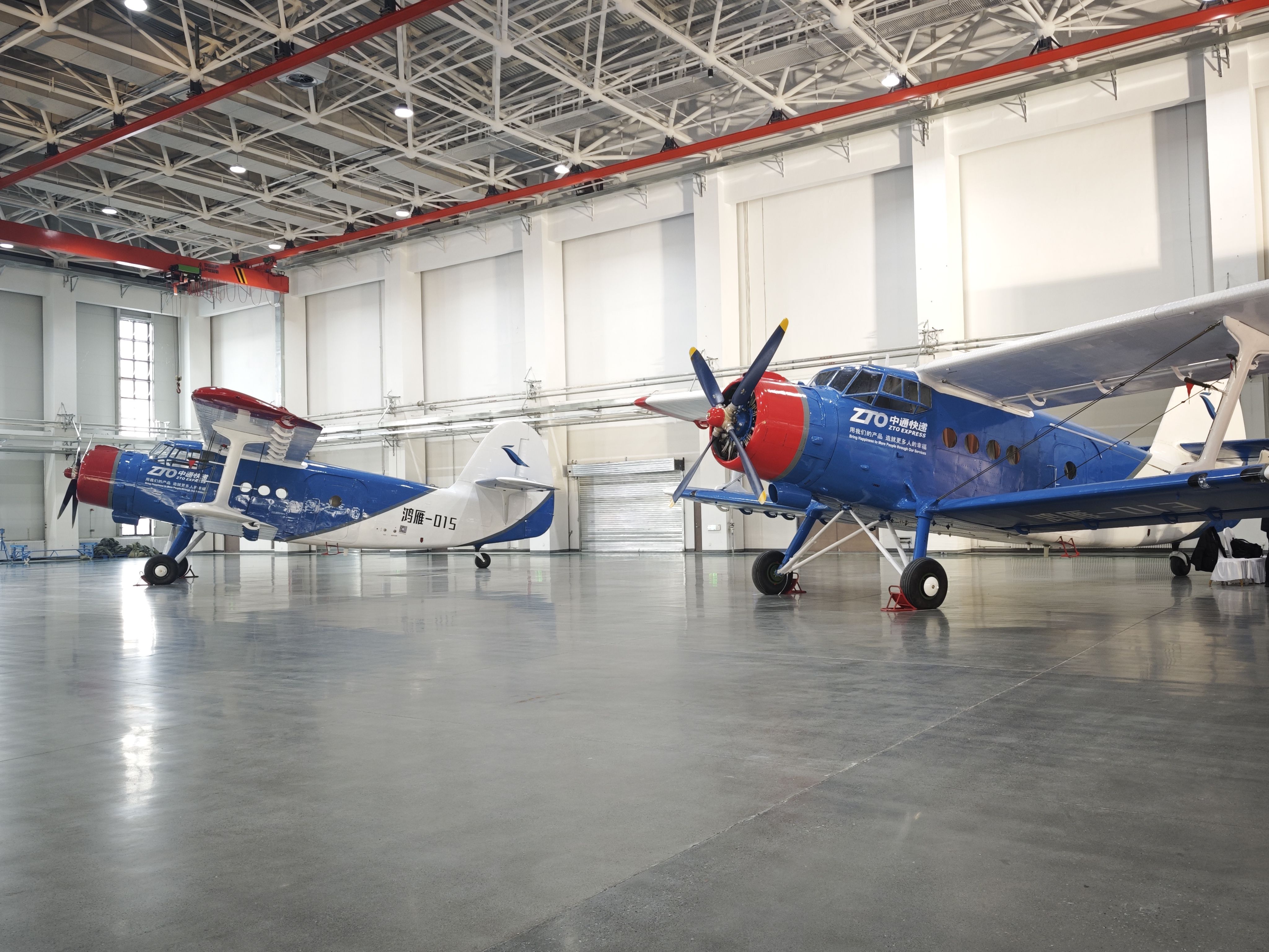 1月20日，停放在交付現(xiàn)場的大型無人機鴻雁（HY100）。新華社記者 茍立鋒 攝