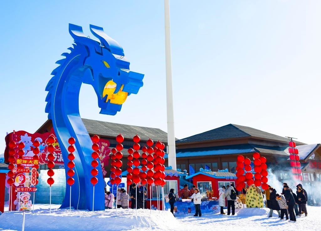 2025年1月，游客在遼寧錦州東方華地城海洋冰雪王國(guó)內(nèi)游覽。新華社發(fā)