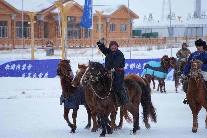 呼倫貝爾冰雪那達(dá)慕。人民網(wǎng)記者 趙夢(mèng)月攝