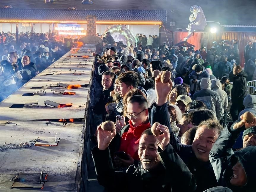 烏蘭哈達(dá)火山腳下“千人烤土豆”。人民網(wǎng)記者 苗陽攝