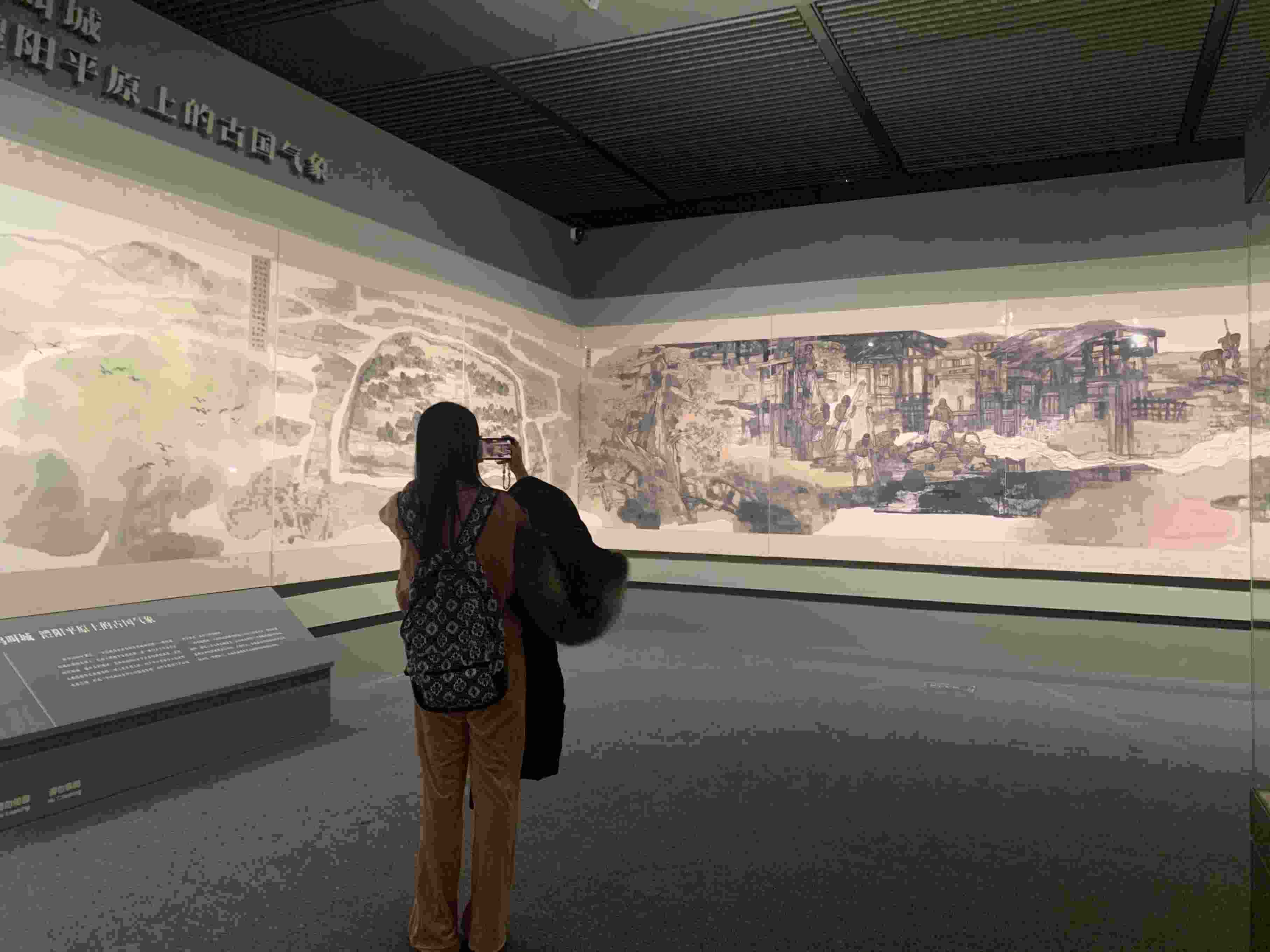 觀眾正在參觀展覽。國博供圖