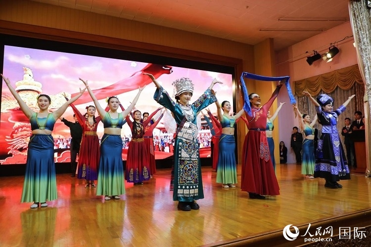 留俄學(xué)生進(jìn)行民族舞表演。人民網(wǎng)記者 隋鑫攝