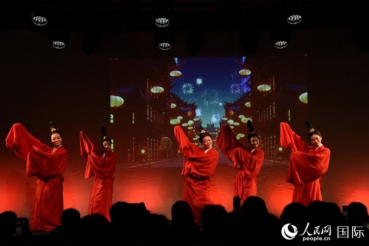 舞蹈《金蛇狂舞》。人民網(wǎng)記者 殷淼攝