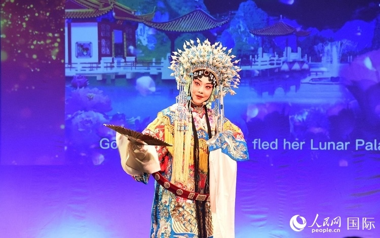 京劇經(jīng)典選段《貴妃醉酒》。人民網(wǎng)記者 殷淼攝