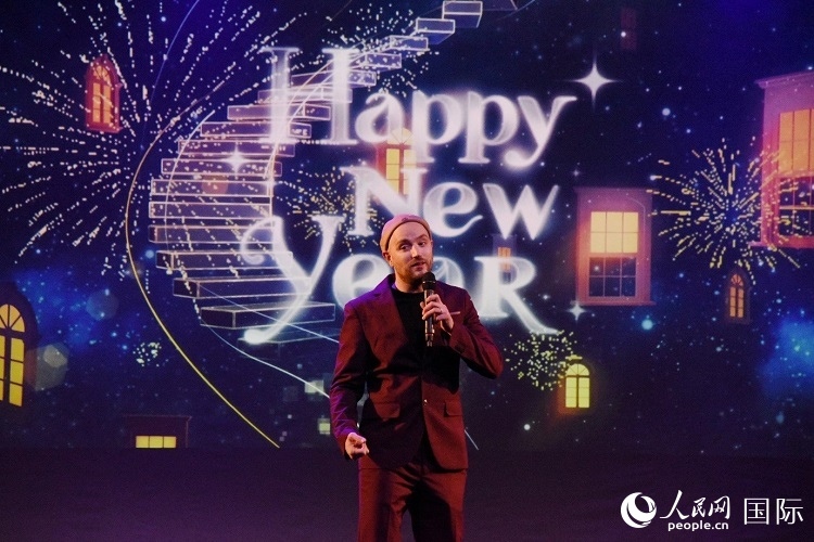 瑞典籍歌手天木演唱歌曲《Happy New Year》。人民網(wǎng)記者 殷淼攝