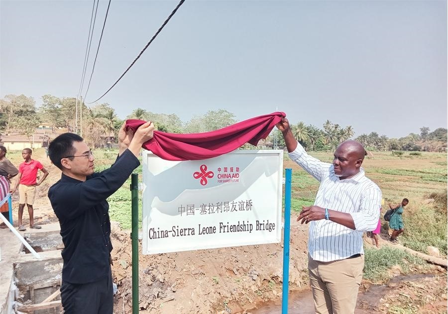 中國駐塞拉利昂大使王擎（左）和博城市市長(zhǎng)穆薩（右）為中國—塞拉利昂友誼橋揭牌。中國援塞農(nóng)業(yè)專家組供圖