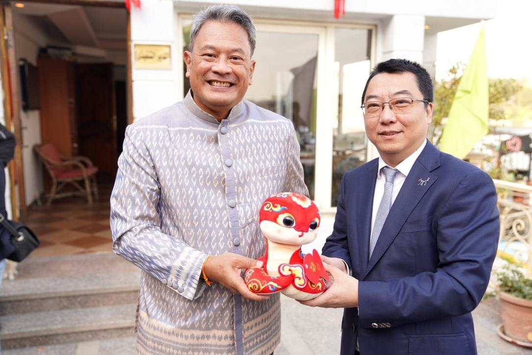 中國駐埃及使館參贊兼開羅中國文化中心主任張易向塔納瓦大使贈送2025“歡樂春節(jié)”吉祥蛇。開羅中國文化中心供圖