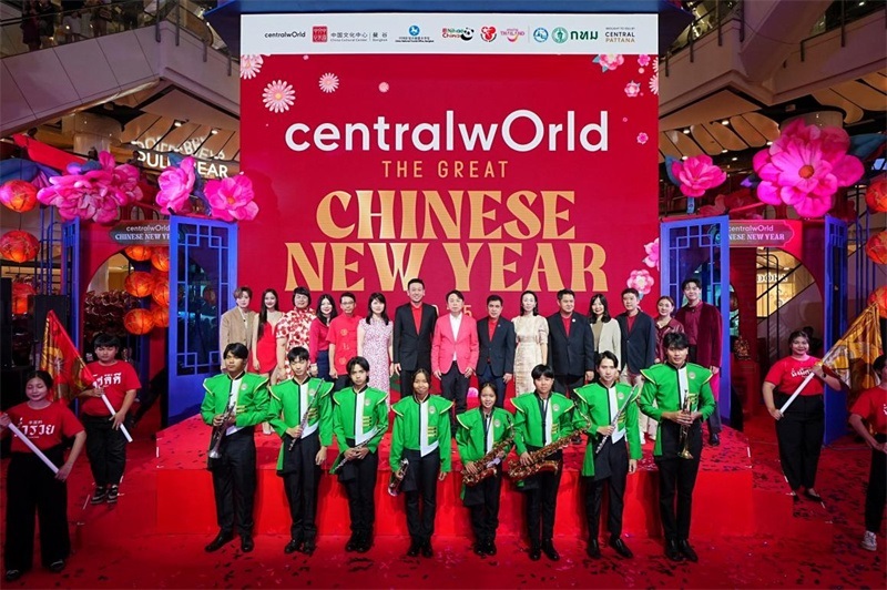 中泰嘉賓在活動開幕式上合影留念?；顒又鬓k方供圖