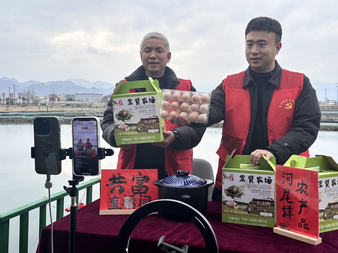 在蒼南金鄉(xiāng)鎮(zhèn)，永興、半浹連、河尾垟?shù)犬?dāng)年受災(zāi)的臨近村落，正連片建設(shè)美麗江南水鄉(xiāng)新景。圖為河尾垟村設(shè)在河邊的“共富直播間”。金鄉(xiāng)鎮(zhèn) 供圖