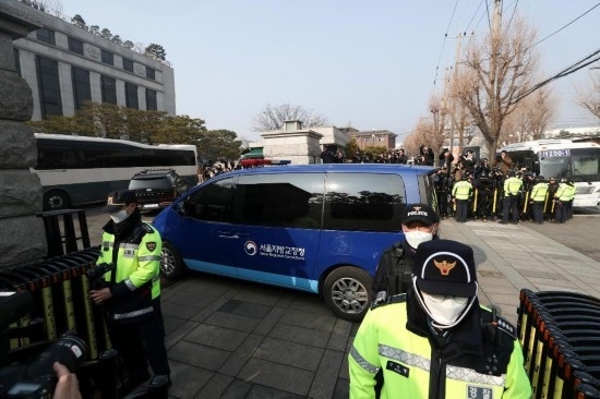  1月21日，尹錫悅乘坐的車輛進(jìn)入韓國首爾的憲法法院。新華社記者姚琪琳攝