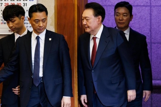  1月23日，尹錫悅（右二）在韓國首爾憲法法院出席總統(tǒng)彈劾案庭審。新華社發(fā)（Pool圖片，曹城凖攝）