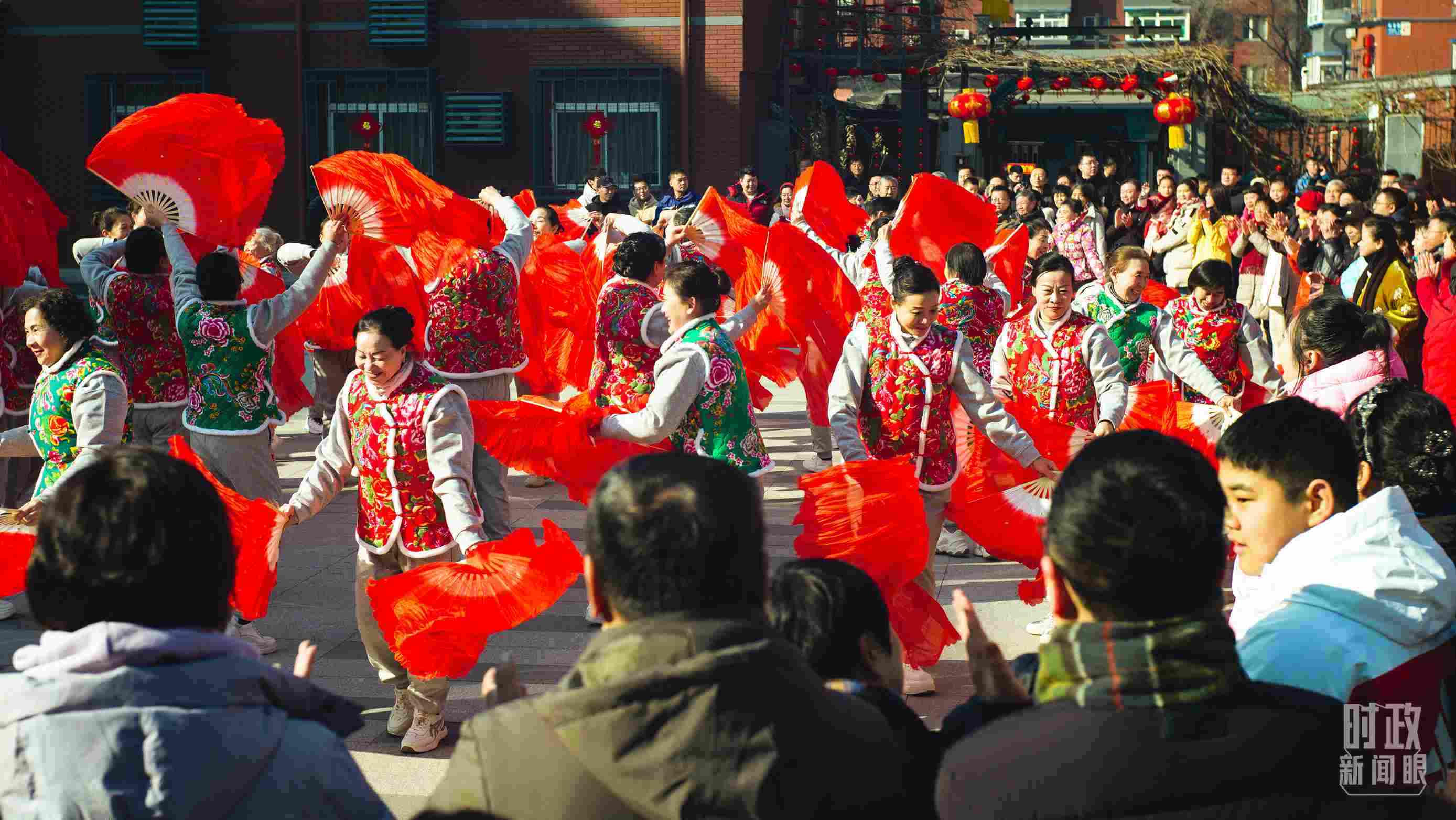 長(zhǎng)安小區(qū)文化廣場(chǎng)上，居民們扭起歡快的秧歌。（總臺(tái)央視記者彭漢明拍攝）