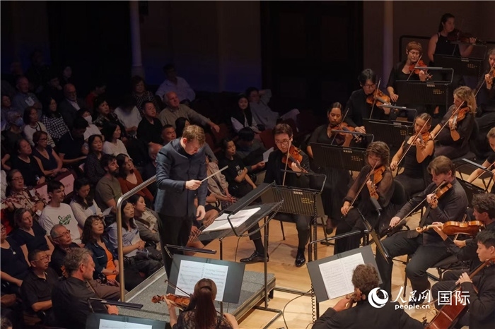 奧克蘭市政廳《空?！方豁懬莩霈F(xiàn)場。張波若攝