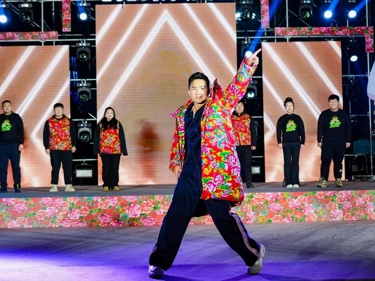 健身教練劉畊宏耐心帶領現(xiàn)場以及線上的朋友們進行熱身。人民網記者 許維娜攝